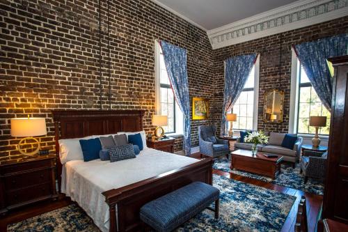 East Bay Inn, Historic Inns of Savannah Collection客房内的一张或多张床位