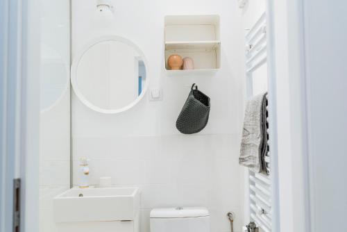布加勒斯特Old Town Quiet Studio的白色的浴室设有水槽和镜子