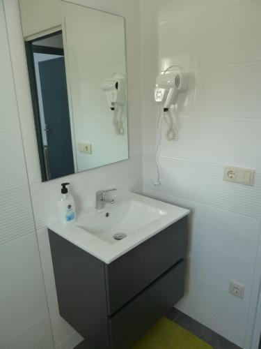 里贝斯的弗里瑟Apartament Nou Fontalba的白色的浴室设有水槽和镜子