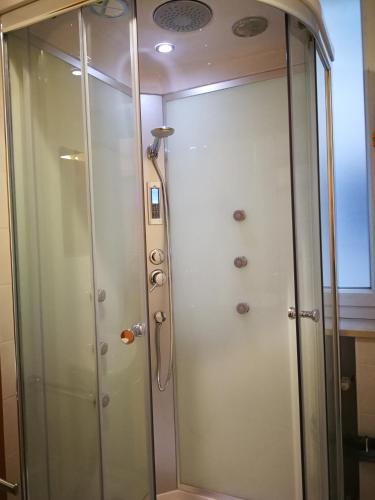 博尔扎诺Central Rooms的游轮上的淋浴间
