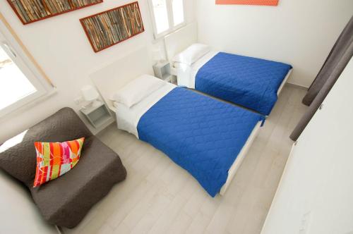 拉斯卡里Villa Pasquale...immersa nella tranquillita'的卧室享有高空美景,配有两张床和一张沙发