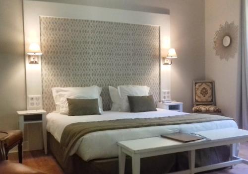 圣让-德吕兹尚塔克高尔夫康体酒店的一间卧室配有一张大床和一张桌子