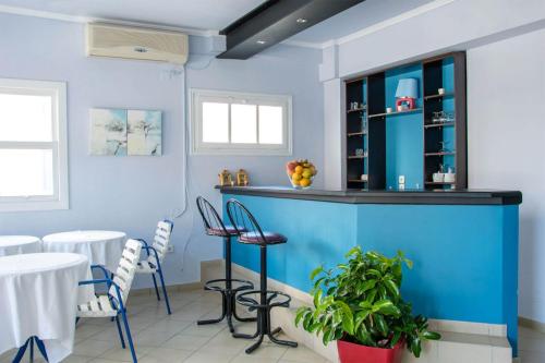 毕达哥利翁Hotel Mariona的一间蓝色餐厅,配有椅子和酒吧