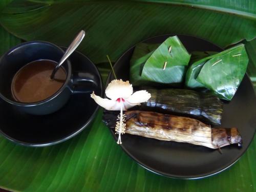 蔻立图阿普若德乡村民宿的盘子,盘子,咖啡,食物