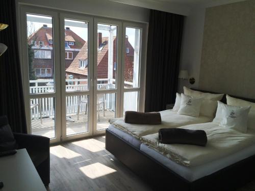 朗格奥Hotel De Insulåner的一间卧室设有一张床和一个大窗户