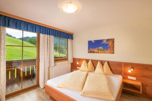 福尔施陶Hinteregghof的一间卧室设有一张床和一个大窗户