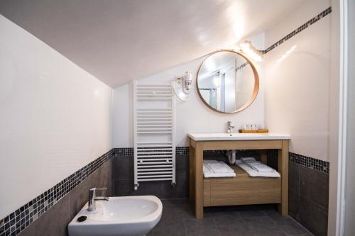 毕尔巴鄂毕尔巴鄂利亚德酒店的一间带水槽和镜子的浴室
