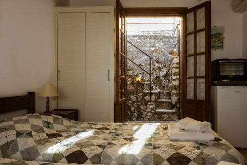 卡西奥皮Villa Perris Studios的一间卧室设有一张床和一个美景窗户。