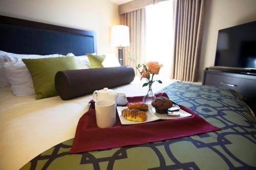 斯阔米什斯阔米什行政套房度假酒店的在酒店房间床上的一张食物托盘