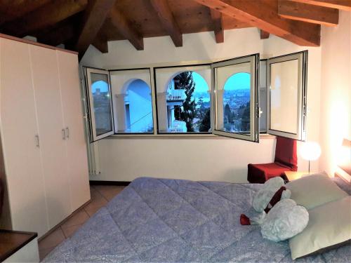 代森扎诺-德尔加达艾思美拉公寓酒店的一间卧室设有一张床和大窗户