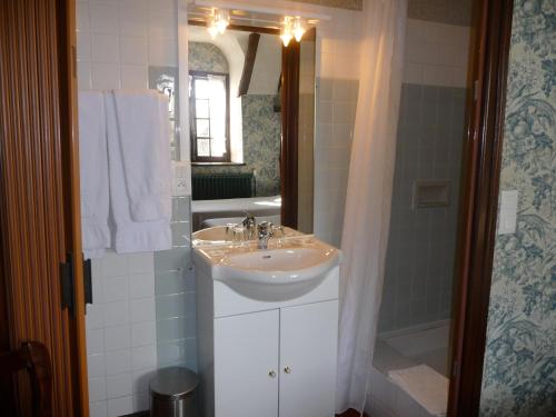 卡纳克阿图利尔客栈的浴室配有白色水槽和淋浴。