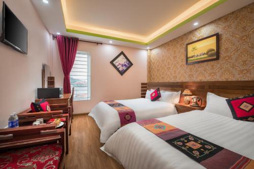 萨帕萨帕豪华酒店的酒店客房设有两张床和电视。