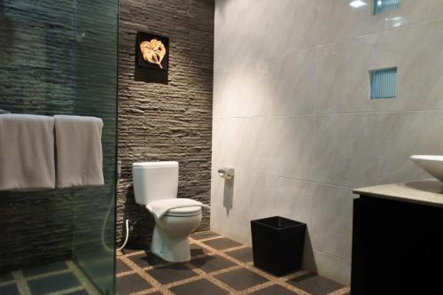 伦邦布蒂古农酒店的一间带卫生间和水槽的浴室