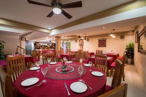 萨帕萨帕豪华酒店的一间带红色桌布的餐桌的用餐室