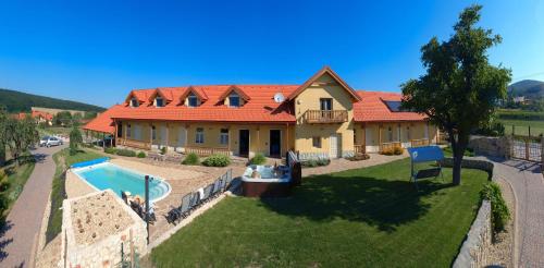 Veľká TŕňaPenzión Tokaj Ostrožovič的享有带游泳池的房屋的空中景致