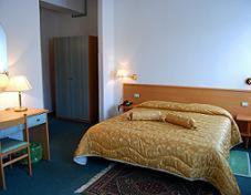 奥维多伊特鲁里亚酒店的配有一张床和一张书桌的酒店客房