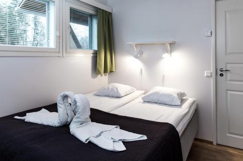 约恩苏林努拉提假日酒店的双床间 - 带毛巾和床
