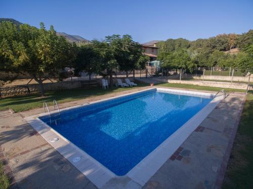 阿尔迪努瓦德拉夫拉拉斯卡瓦尼亚斯德拉贝拉酒店的庭院里的一个蓝色海水游泳池