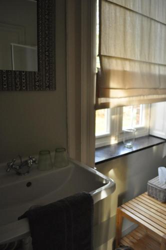 斯帕大圣莫尔别墅酒店的一间带白色水槽和窗户的浴室