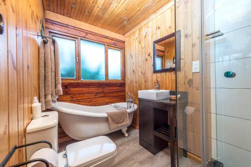 滨海肯顿Kariega Game Reserve Main Lodge的带浴缸、卫生间和盥洗盆的浴室