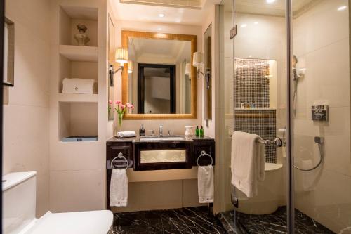 义乌璞丽文华酒店的带淋浴、盥洗盆和卫生间的浴室