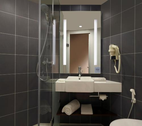 浦那ibis Pune Hinjewadi - An Accor Brand的一间带水槽和淋浴的浴室