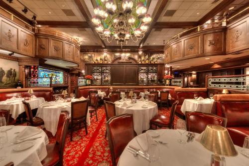 莫里斯敦麦迪逊酒店的一间带桌椅和吊灯的餐厅