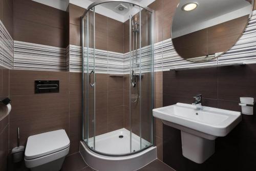 加茨比亚格拉Malvis Vacation House的浴室配有卫生间、盥洗盆和淋浴。