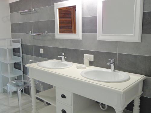 卡瓦永Domaine Les Rivales的浴室设有2个水槽和镜子
