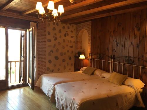 拉斯卡弗里亚El Barondillo的一间卧室设有两张床和大窗户