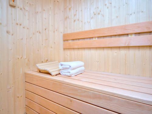 基辅最佳季节公寓酒店的木制架子上带两条毛巾的桑拿浴室