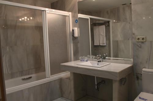 帕尔拉阿帕塔帕尔拉别墅酒店的一间带水槽和淋浴的浴室