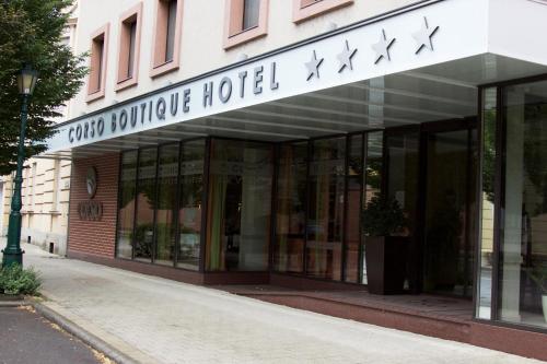 久洛Corso Boutique Hotel的一座建筑,上面有读取主要交换酒店的标志