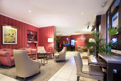 巴黎欧洲巴黎埃菲尔酒店的餐厅拥有红色的墙壁和桌椅