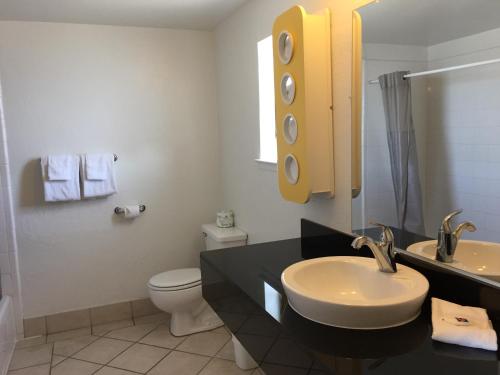 皮斯莫比奇皮斯莫海滩6号汽车旅馆 - 太平洋的一间带水槽和卫生间的浴室
