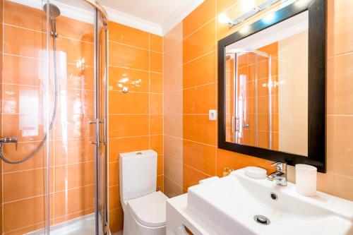 里斯本帕特奥斯昂托艾斯特瓦-自助式公寓酒店的浴室配有卫生间、盥洗盆和淋浴。
