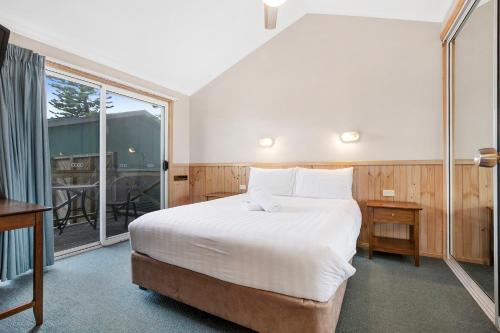 凯阿玛肯达勒斯海滩假日公园的一间卧室设有一张大床和一个大窗户