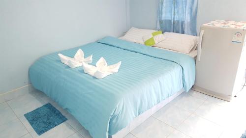 拉廊蒙特拉旅馆的一张蓝色的床,上面有两个白色枕头