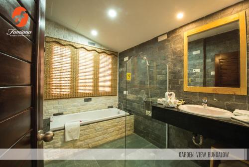 富国法米亚那绿色别墅的带浴缸和盥洗盆的浴室