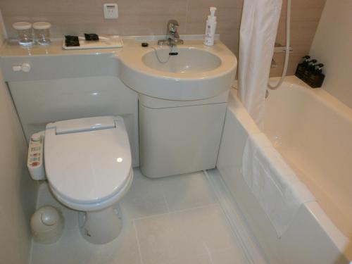 山口山口汤田温泉碧富酒店的浴室配有卫生间、盥洗盆和浴缸。