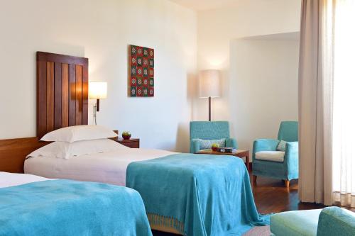 萨尔堡卡斯特洛阿尔卡塞尔多萨尔酒店的酒店客房,配有两张床和两把椅子