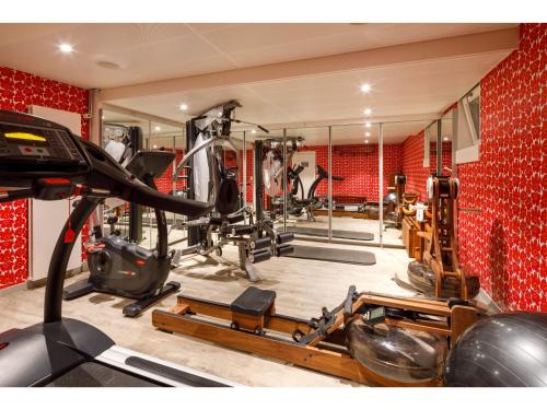 苏黎世瑞士之夜法斯宾德酒店的健身房里设有数台跑步机和机器