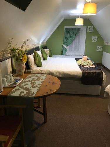 戈斯波特橡子旅馆宾馆的一间卧室配有一张床、一张桌子和一张沙发