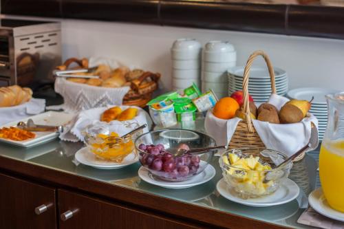 诺瓦海岸费昂达斯达利雅旅馆的装有一碗水果和一篮子食物的柜台