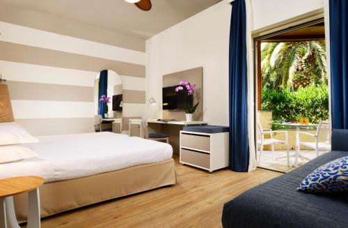 UNAHOTELS Naxos Beach Sicilia客房内的一张或多张床位