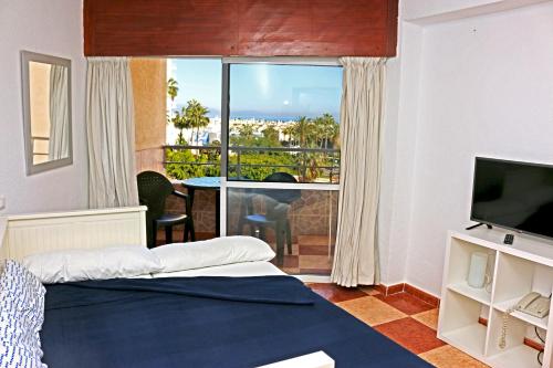 贝纳尔马德纳罗望子公寓酒店的酒店客房设有一张床和一个大窗户