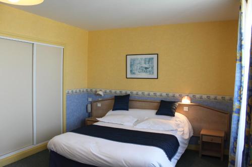 朗西厄德斯巴恩斯酒店的一间卧室设有一张黄色墙壁的大床