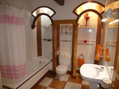 拉伊鲁埃拉Casa Limas的带浴缸、卫生间和盥洗盆的浴室