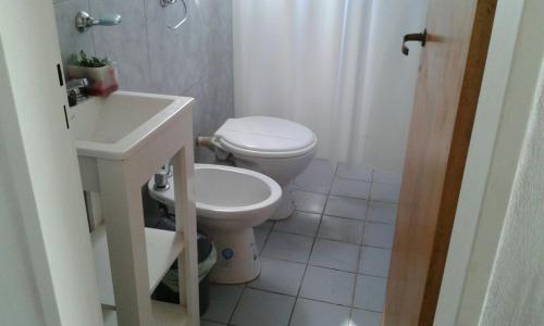 巴拉德罗Departamento La Lliera的浴室配有白色卫生间和盥洗盆。