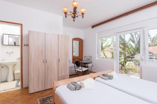 奥瑞比克Holiday Home Costa的一间带2张白色床的卧室和一间浴室